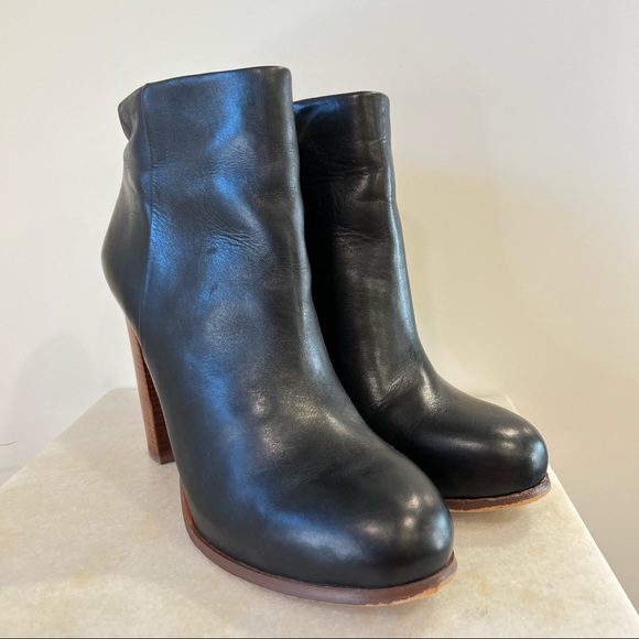 Like New! Vince Camuto 'Grenadine' Black Leather Ankle Stacked Heel Bootie * - Picture 4 of 9